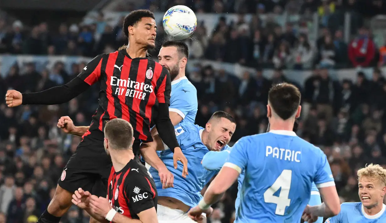 Bertanding di Olimpico Stadium pada Minggu 15 Maret 2026 waktu setempat atau Senin (16/3/2026) dini hari WIB, kedua tim sama-sama tampil penuh kehati-hatian untuk membangun serangan. Tampak dalam foto, bek AC Milan asal Swiss, Zachary Athekame (kiri) menyundul bola saat pertandingan pekan ke-29 Serie A Italia 2025/2026 melawan Lazio di Olimpico Stadium, Roma, Minggu 15 Maret 2026 waktu setempat atau Senin (16/3/2026) dini hari WIB. (Alberto PIZZOLI/AFP)