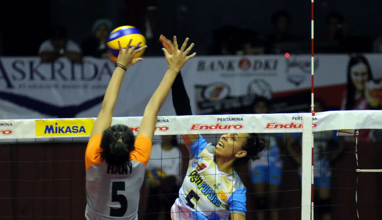 Pevoli putri Jakarta PGN Popsivo, Ana Paula Lopes (kanan) melakukan smash saat berlaga melawan Jakarta BNI 46 di putaran kedua Pertamina Proliga 2015 di Hall A Senayan, Jakarta, Minggu (21/3/2015). (Liputan6.com/Helmi Fithriansyah)