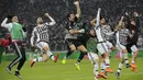 Para pemain Juventus merayakan kemenangan atas Napoli di Stadion Juventus, Italia, Minggu (14/2/2016). Juventus berhasil menang 1-0 atas Napoli. (Reuters/Giorgio Perottino)