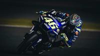 Pembalap Movistar Yamaha, Valentino Rossi saat beraksi pada tes pramusim MotoGP 2018 di Sirkuit Losail, Qatar. (Twitter/Valentino Rossi)