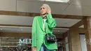 Penampilan kasual Olla Ramlan dengan celana jeans serta sling bag mini ini juga bisa dijadikan inspirasi. Blazer hijau yang dipakai olehnya pun membuat penampilannya terlihat lebih rapi dan menawan. (Liputan6.com/IG/@ollaramlan)
