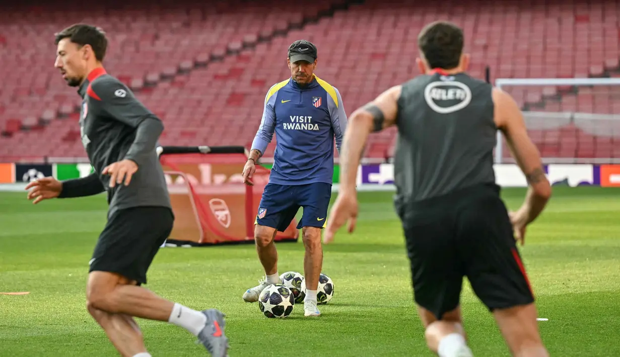 Pelatih asal Argentina ini optimistis usai mengambil langkah ekstrem di La Liga untuk memastikan performa timnya dalam kondisi puncak saat bertandang ke markas Arsenal di Emirates Stadium, London, Inggris. Tampak dalam foto, pelatih Atletico Madrid asal Argentina, Diego Simeone (tengah), saat menghadiri sesi latihan resmi jelang leg kedua semifinal Liga Champions 2025/2026 melawan Arsenal di lapangan Emirates Stadium, London, Inggris, pada Senin 4 Mei 2026. (Glyn KIRK/AFP)