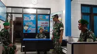 Anggota TNI yang mendatangi Pos Polisi usai 2 orang mahasiswa tewas saat demonstrasi di Kendari, Minggu (29/9/2019).(Liputan6.com/Ahmad Akbar Fua)