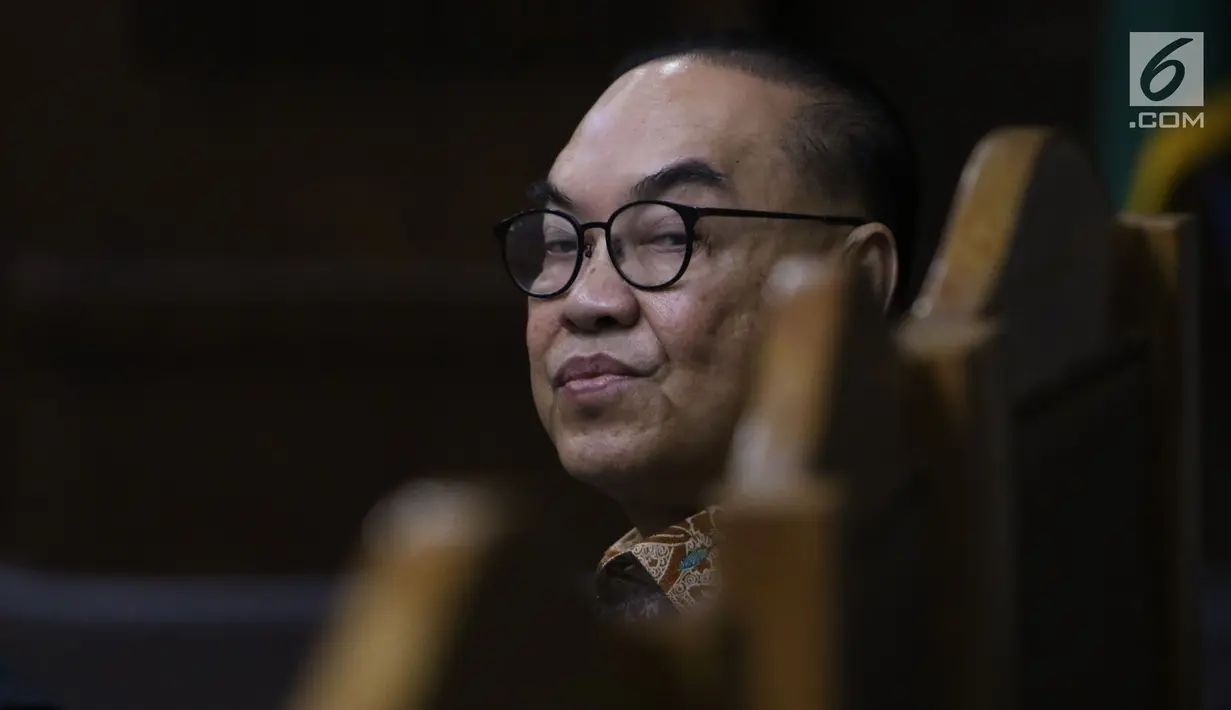 Terdakwa suap pembangunan PLTU Riau-1 Johannes Budisutrisno Kotjo saat menjalani sidang lanjutan di Pengadilan Tipikor, Jakarta, Kamis (18/10). Sidang mendengar keterangan saksi dari PT PJB dan PT Samantaka Batubara. (Liputan6.com/Helmi Fithriansyah)