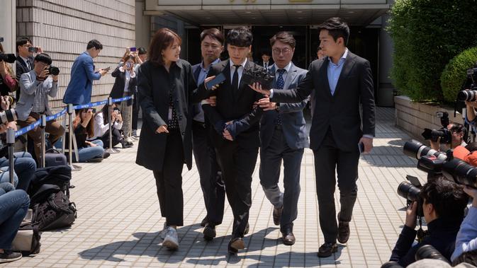 Mantan anggota boyband BIGBANG, Seungri ditahan seusai menghadiri sidang pemeriksaan di Pengadilan Distrik Pusat Seoul, Selasa (14/5/2019). Seungri resmi ditahan atas tuduhan kasus penggelapan dan prostitusi (mucikari). (Ed JONES / AFP)