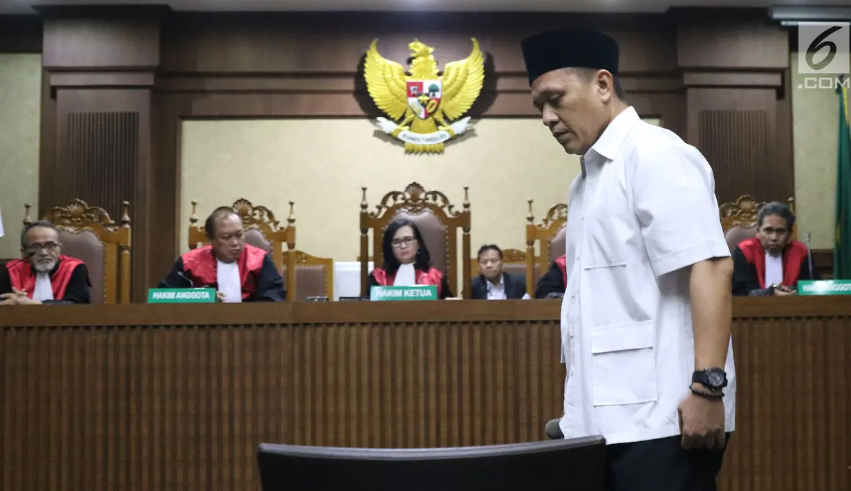 Bupati Lampung Tengah nonaktif, Mustafa saat menjalani sidang putusan di Pengadilan Tipikor, Jakarta, Senin (23/7). Mustafa dinyatakan bersalah dan dihukum tiga tahun penjara dan denda Rp 100 juta. (Liputan6.com/Helmi Fithriansyah)