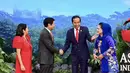 Iriana tampil serba biru dengan outfit elegannya saat menyambut para pemimpin negara yang berdiri di panggung berlatar visualisasi Ibu Kota Nusantara. [@jokowi]