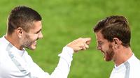  Cristian Ansaldi (kanan) bercanda dengan Mauro Icardi, di tengah sesi latihan Inter Milan di Praha (28/9/2016).  (EPA/Filip Singer)