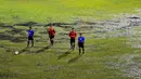 Official pertandingan mengecek kondisi lapangan stadion H Agus Salim yang tergenang air, Padang,  Sabtu (17/1/2015) . (Liputan6.com/Johan Tallo)