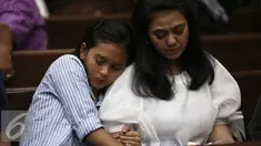 Terdakwa Damayanti Wisnu Putranti ditemani anaknya saat menjalani sidang pembacaan tuntutan di Pengadilan Tipikor Jakarta, Senin (29/8). Seorang putri Damayanti terlihat bersandar di bahu ibunya. (Liputan6.com/Faizal Fanani)