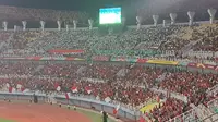 Atraksi koreo suporter Timnas Indonesia U-17 saat menghadapi Ekuador U-17 di Stadion Gelora Bung Tomo, Surabaya, Jawa Timur, pada Piala Dunia U-17 2023, Jumat (10/11/2023) malam WIB. (Bola.com/Muhammad Adi Yaksa)