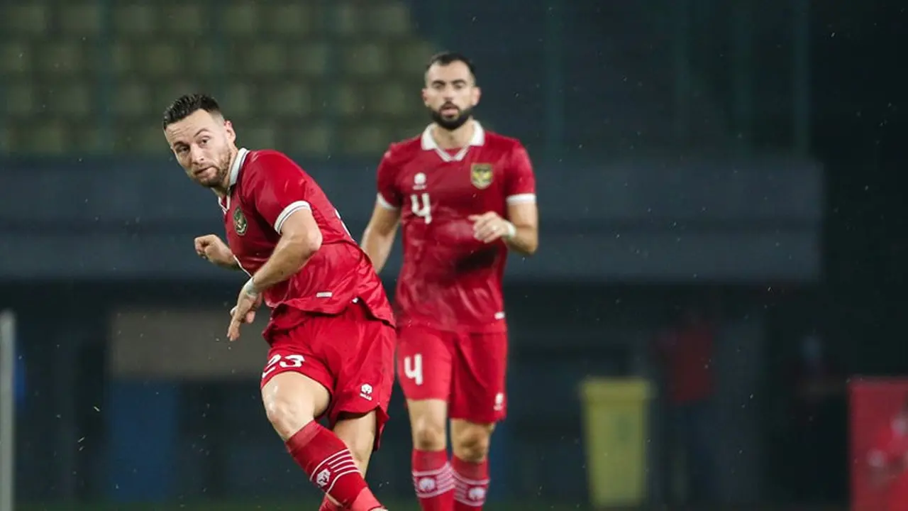 Aksi gelandang Timnas Indonesia Marc Klok saat berhadapan dengan Burundi, Sabtu (25/3/2023) malam WIB. (c) Bola.net/Bagaskara Lazuardi