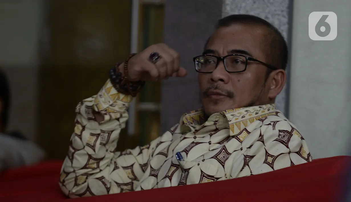 Komisioner KPU Pusat, Hasyim Asy'ari menunggu untuk menjalani pemeriksaan oleh penyidik di Gedung KPK, Jakarta, Jumat (24/1/2020). Hasyim diperiksa sebagai saksi terkait kasus dugaan penerimaan hadiah atau janji penetapan anggota DPR Terpilih 2019-2024. (merdeka.com/Dwi Narwoko)