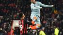 Duel yang dilakukan Eden Hazard pada laga lanjutan Premier League yang berlangsung di stadion Dean Court, Bournemouth, Kamis (31/1). Chelsea dipermalukan 0-4 kontra Bournemouth. (AFP/Glyn Kirk)