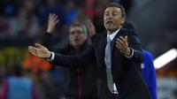 Luis Enrique. Sebagai pemain, ia membela Barcelona selama 8 musim, mulai 1996/1997 hingga pensiun pada 2003/2004. Sebagai pelatih, ia membesut Barcelona selama 3 musim, mulai 2014/2015 hingga 2016/2017 dan berhasil mempersembahkan 2 gelar LaLiga beruntun, 2014/2015 dan 2015/2016. (AFP/Lluis Gene)