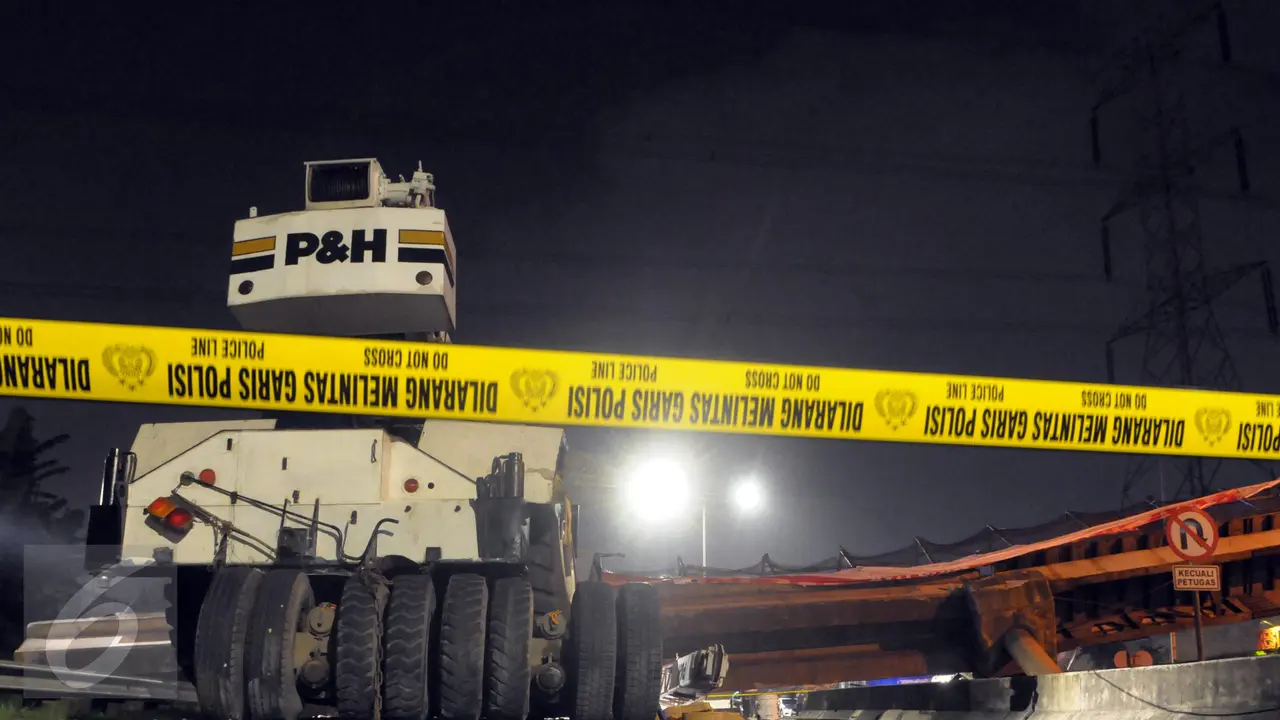 20160515-Truk Trailer Pengangkut Crane Tabrak JPO BSD Hingga Roboh-Tangerang