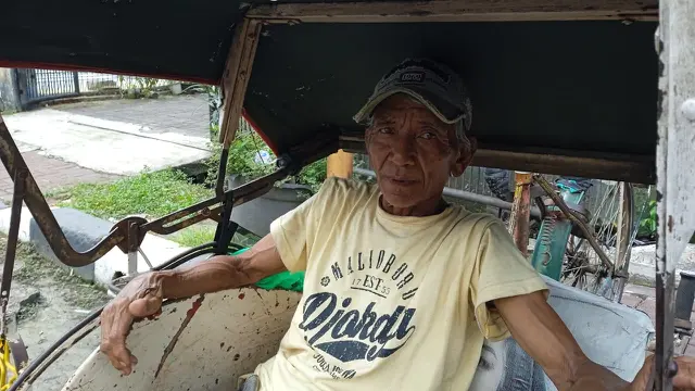 Namanya Warto, pengayuh becak tua asal Brebes, Jawa Tengah.