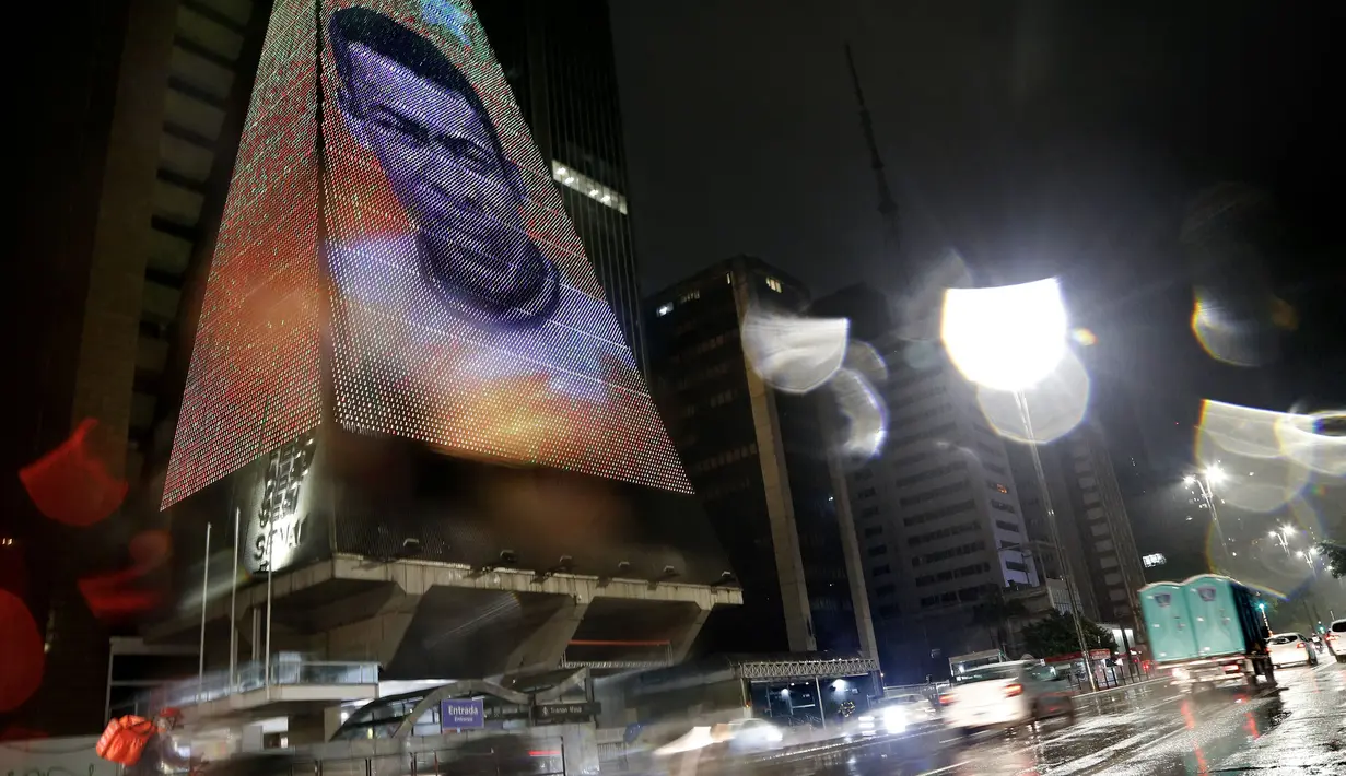 Gambar mendiang legenda sepak bola Brasil, Pele terlihat di markas Federasi Industri Negara Bagian Sao Paulo (️FIESP) di Sao Paulo, Brasil, pada 29 Desember 2022. Sebelum kepergiannya, Pele menjalani perawatan intensif di rumah sakit Albert Einstein, Sao Paulo selama satu bulan terakhir untuk berjuang sembuh dari kanker usus yang dideritanya sejak 2021. (AFP/Miguel Schincariol)