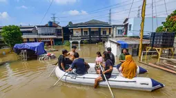 Hingga Selasa (8/7/2025) jelang sore hari, banjir yang menggenangi kawasan RT 02/06, Kelurahan Petir, Kota Tangerang, Banten, belum kunjung surut. (merdeka.com/Arie Basuki)