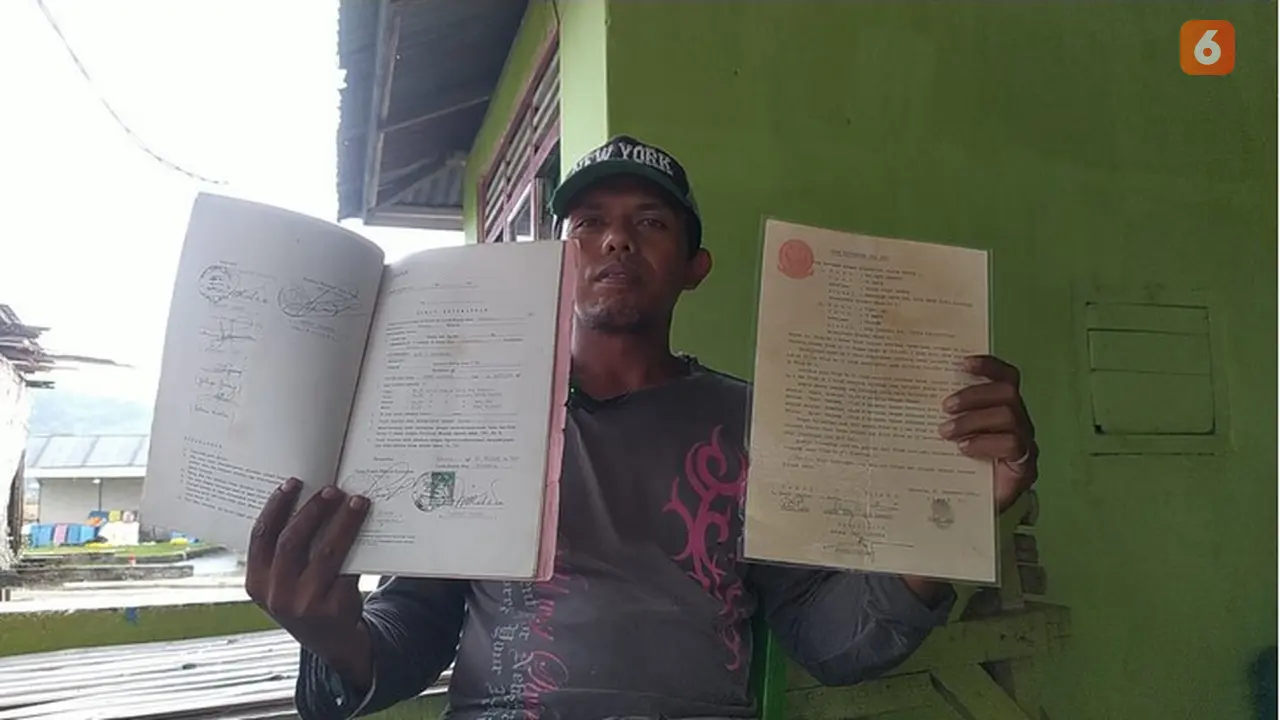 Yusuf Hasan, warga Desa Tabumela saat memperlihatkan bukti kepemilikan tanah mereka (Arfandi/Liputan6.com)