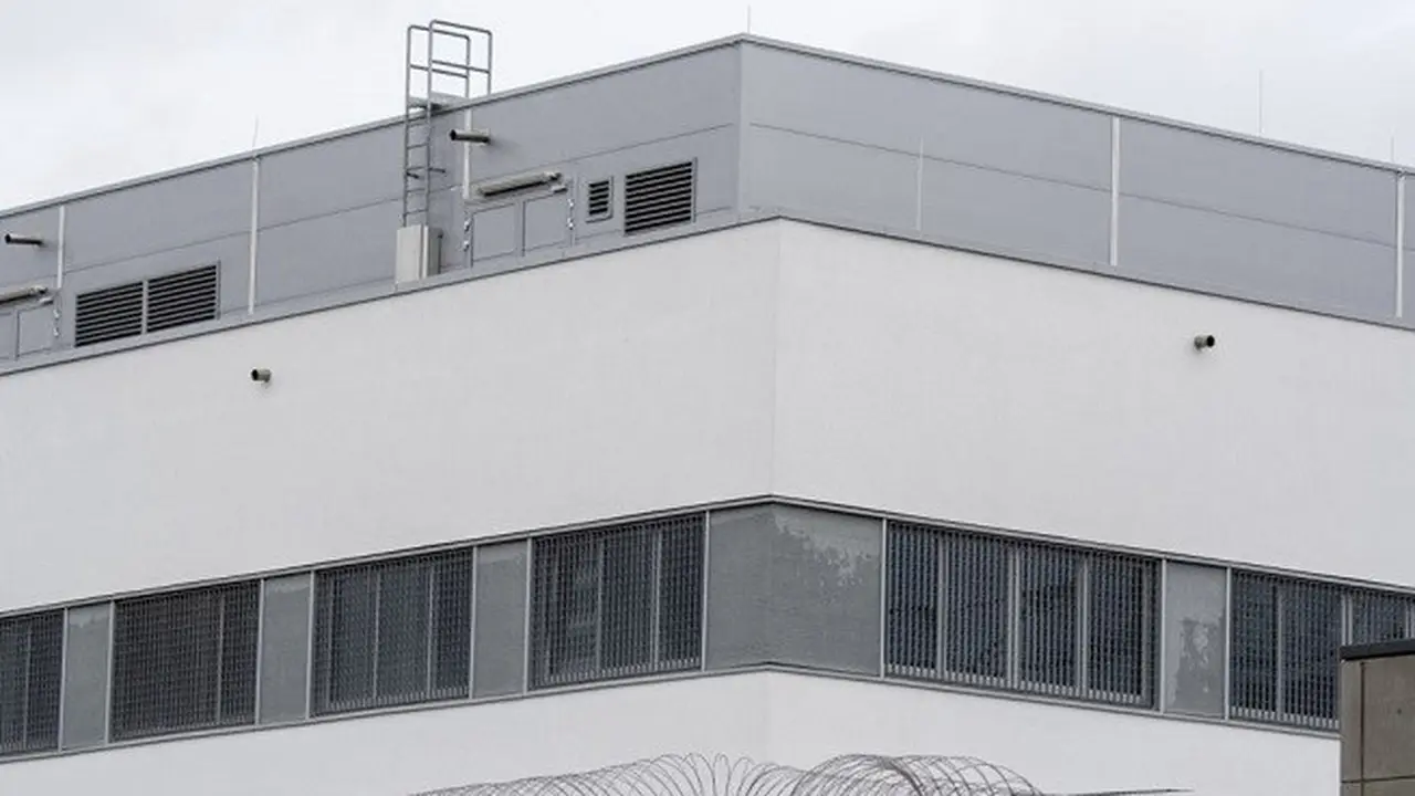 Pihak berwenang mengevakuasi para penghuni penjara di kota Regensburg, Jerman. Setelah ditemukannya bom sisa Perang Dunia II beberapa ratus meter dari penjara tersebut (AP)
