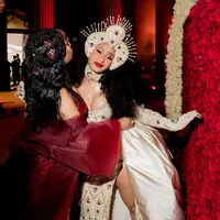 Di Met Gala 2018, para fotografer mengabadikan momen akurnya Cardi B dan Nicki Minaj. (Getty Images/Cosmopolitan)