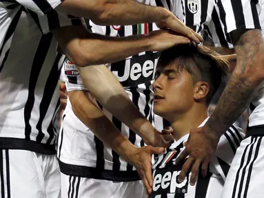 Ekspresi Paulo Dybala setelah mencetak gol ke gawang Lazio dalam laga Serie A Italia di Stadion Juventus, Kamis (21/4/2016) dini hari WIB. Paulo Dybala mencetak dua gol untuk Juventus. (Reuters/Alessandro Garofalo)