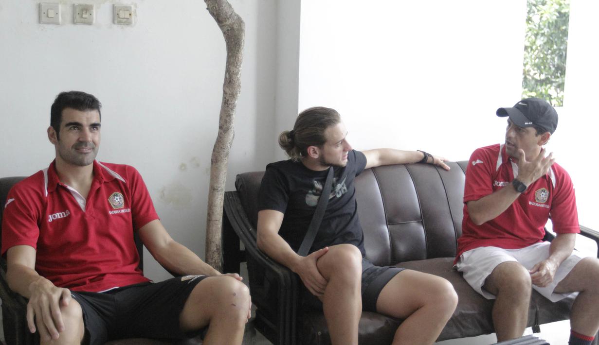 Striker asing Madura United asal Spanyol, Pablo Aracil, mengaku menikmati suasana kebersamaan yang tercipta di dalam internal Laskar Sape Kerap. (Bola.com/Vitalis Yogi Trisna)