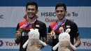 Ganda putra Indonesia, Fajar Alfian/Muhammad Rian Ardianto, menjuarai Korea Terbuka 2019 setelah mengalahkan wakil Jepang, Takeshi Kamura/Keigo Sonoda, di Incheon, Minggu (29/9). Fajar/Rian menang  21-16, 21-17. (AFP/Jung Yeon-je)