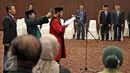 Wakil Ketua Mahkamah Konstitusi (MK), Anwar Usman diambil sumpah di Ruang Sidang Gedung MK, Jakarta, Senin (11/4/2016). Anwar Usman terpilih kembali menjadi Wakil Ketua MK periode 2016-2018. (Liputan6.com/Faizal Fanani)