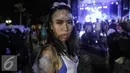 Peserta wanita berlumuran busa saat acara Foam Party di Pantai Festival Ancol, Jakarta, Minggu (2/8/2015). Event musik dengan nuansa busa tersebut diramaikan dengan aksi para DJ ternama. Liputan6.com/Faizal Fanani)