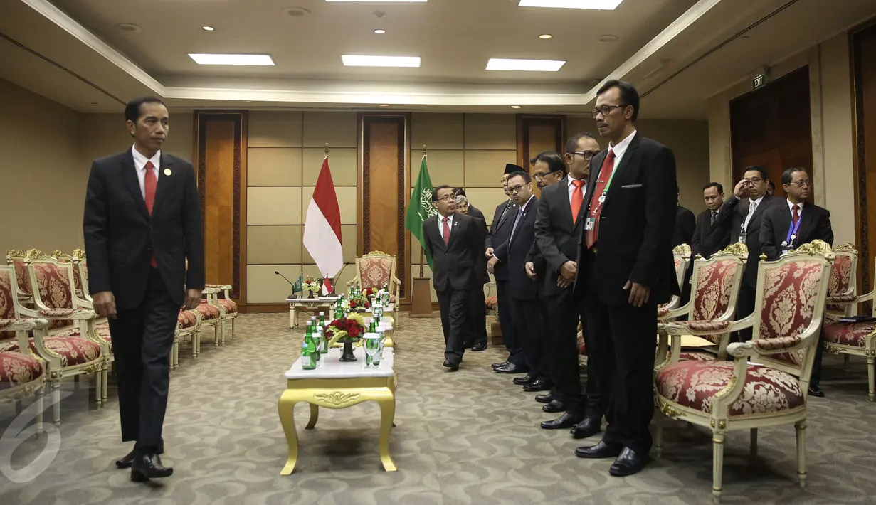 Presiden Joko Widodo (Jokowi) saat menunggu kedatangan Menteri Luar Negeri Arab Saudi, Adel al-Jubeir dan rombongan di sela pertemuan KTT Luar Biasa OKI di Jakarta, Senin (7/2/2016). (Liputan6.com/Faizal Fanani)