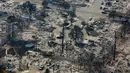 Sebuah perumahan Coffey Park rata dengan tanah setelah kebakaran hebat di kawasan penghasil anggur Santa Rosa, California, Rabu (11/10). Angin kencang dan udara lembap serta cuaca panas dan kering membuat api cepat membesar. (AP Photo/ Rich Pedroncelli)