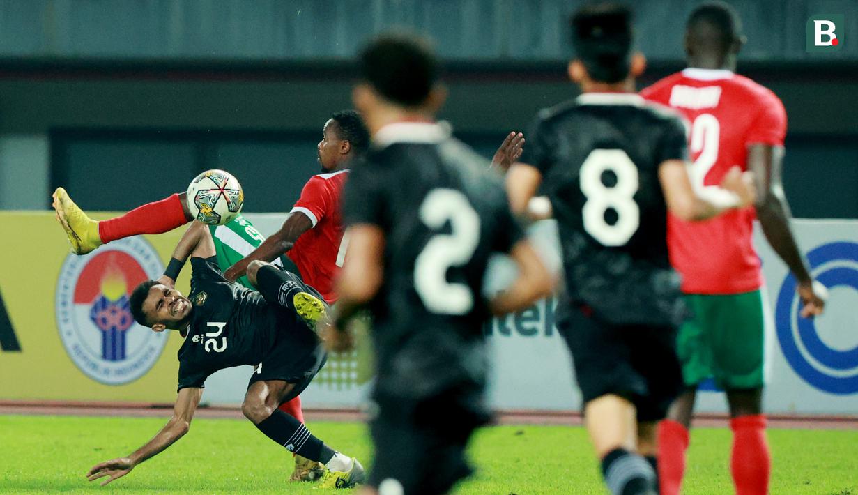 Pemain Timnas Indonesia, Yance Sayuri terjatuh saat berebut bola dengan pemain Burundi pada pertandingan kedua FIFA Matchday di Stadion Patriot Candrabhaga, Bekasi, Selasa (28/3/2023). Kedua tim bermain imbang 2-2. (Bola.com/M Iqbal Ichsan)
