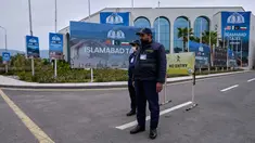Personel keamanan berdiri di samping papan pengumuman terkait negosiasi Amerika Serikat dan Iran, di luar pusat fasilitasi media di Islamabad, Pakistan, Sabtu 11 April 2026. Hari ini Sabtu 11 April 2026, delegasi Amerika Serikat dan Iran akan bertemu untuk membahas negosiasi gencatan senjata di Pakistan. (AP Photo/Anjum Naveed)