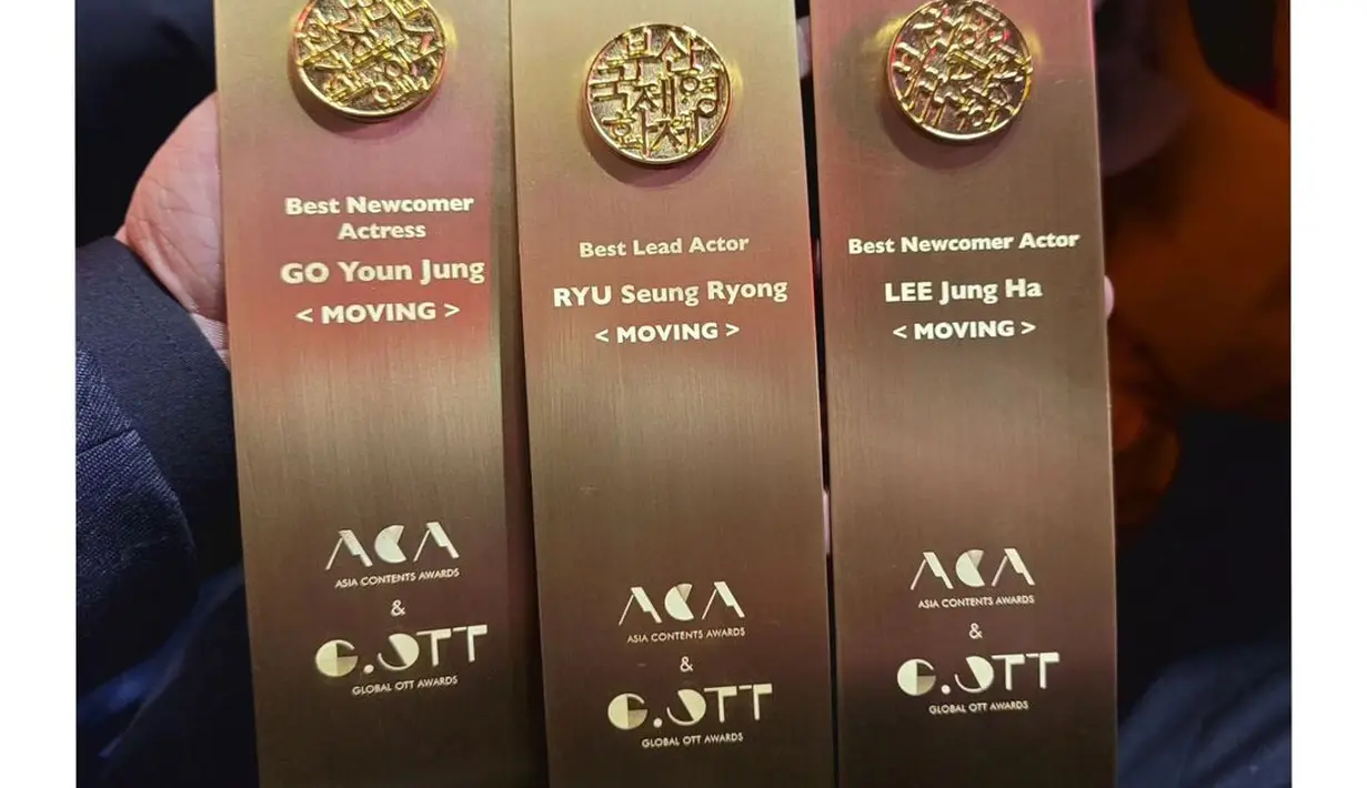 Ryu Seung Ryong memamerkan piala milik dirinya, Lee Jung Ha serta Go Yoon Jung. Sepertinya Seung Ryong sangat bangga pada pencapaian dua aktor muda tersebut. (Foto: Instagram/ ryuseungryong_)
