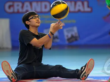 Salah satu peserta memeragakan aksi freestyle di acara Popmie InstaHits Grand Final Kompetisi Frestyle Bakset Ball, Senayan, Minggu (17/2/2015). (Liputan6.com/Faisal R Syam) 