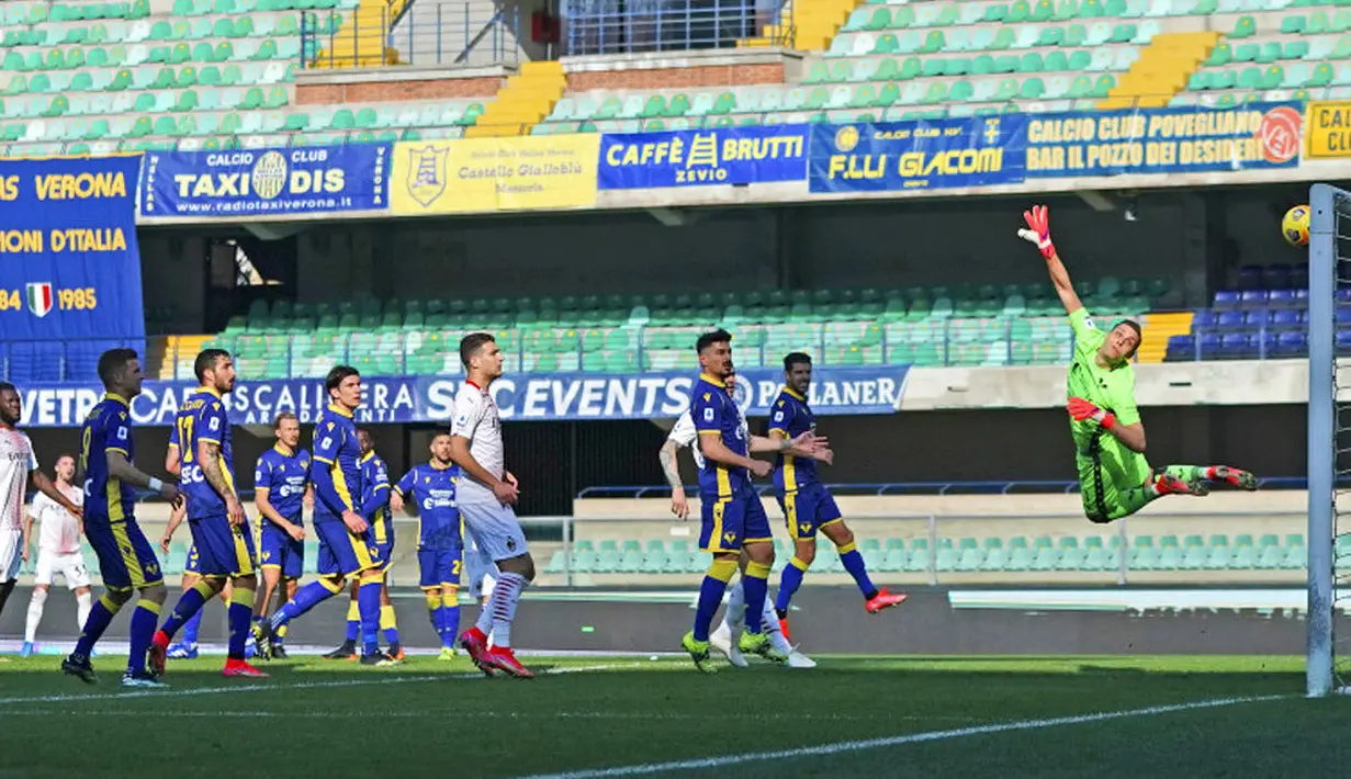 Kiper Verona, Marco Silvestri, gagal menghadang tendangan pemain AC Milan, Rade Krunic, pada laga Liga Italia di Stadion Bentegodi, Minggu (7/3/2021). AC Milan menang dengan skor 2-0. (Spada/LaPresse via AP)