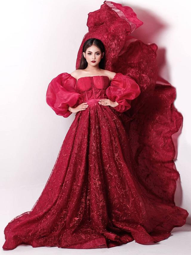 6 Gaya Pemotretan Terbaru Putri DA 4, Tampil Menawan dengan Gaun Merah