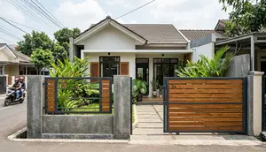 7 Inspirasi Pagar Kayu dan Besi untuk Rumah Kecil agar Fasad Lebih Menarik