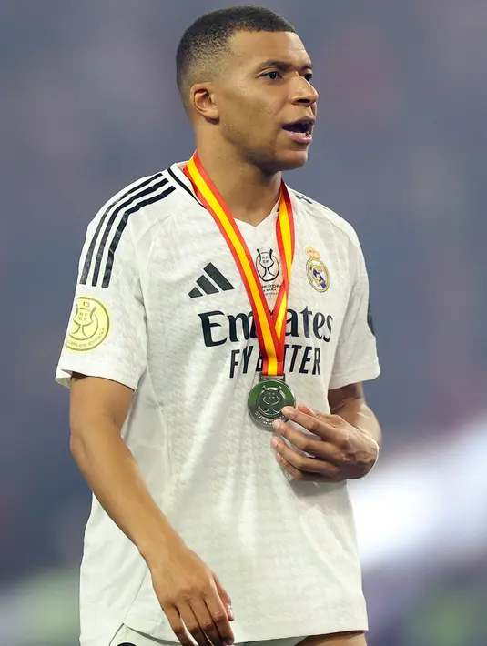Sempat unggul lebih dulu lewat gol cepat Kylian Mbappe pada menit ke-5, namun Barcelona berhasil menyamakan kedudukan lewat gol Lamine Yamal di menit ke-22. (Haitham AL-SHUKAIRI/AFP)