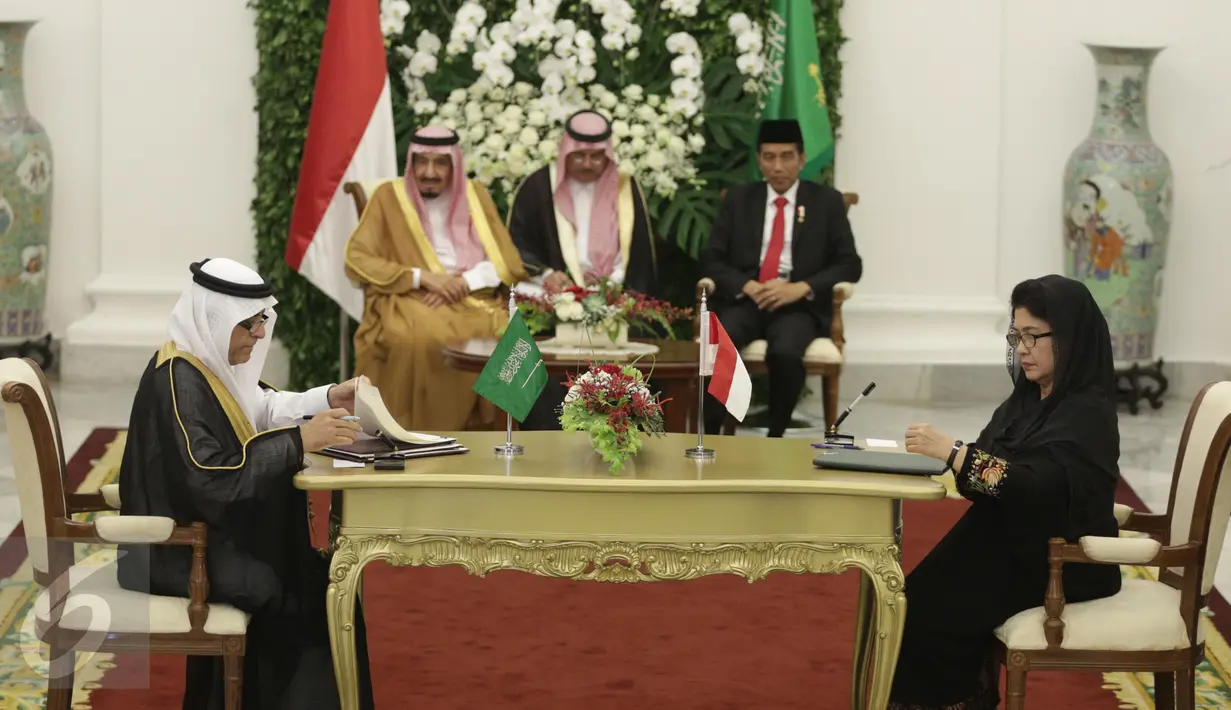Menteri kesehatan, Nila Moeloek (kiri) menandatangani kerjasama disaksikan oleh Presiden Jokowi dan Raja Salman di Istana Bogor, Jawa Barat, Rabu (1/3). Berbagai kerjasama ditandatangi dalam perjanjian ini. (Liputan6.com/Angga Yuniar)