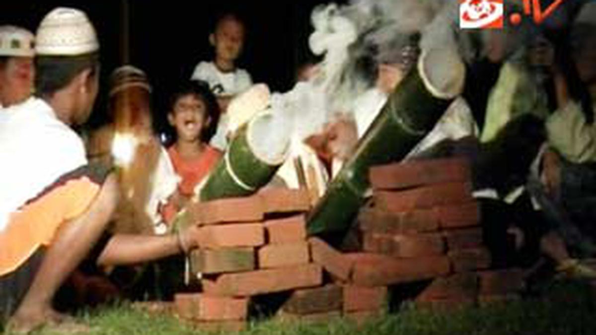 Membangunkan Sahur dengan Meriam Bambu