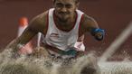 Atlet lompat jauh Indonesia, Settiyo Budi Hartanto, melakukan lompatan saat tampil pada cabang atletik nomor lompat jauh  T 45/46/47 Asian Para Games di SUGBK, Jakarta, Senin (8/10/2018). (Bola.com/Vitalis Yogi Trisna)