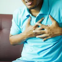 Nyeri dada dapat menjadi salah satu gejala kolesterol tinggi. (Foto: PExels/Towfiqu barbhuiya)
