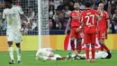 Asencio terkapar di atas lapangan setelah bertabrakan dengan Eduardo Camavinga setelah berusaha berduel udara dengan pemain Benfica, Rafa Silva pada menit ke-77. (AFP/Thomas Coex)
