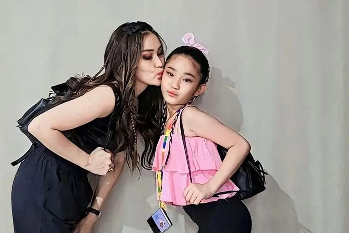 8 Gaya Gemas Ayu Ting Ting-Bilqis Nonton Konser BLACKPINK yang Bikin Dinotice oleh Lisa dan Jisoo