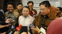 Wadirut Bank Mandiri Sulaiman Arif Arianto, Dirut Taspen Iqbal Latanro, Dirut Bank Mantap Josephus Koernianto Triprakoso menjawab pertanyaan wartawan usai penandatanganan sinergi penguatan Bank Mantap, Jakarta, Selasa (18/12). (Liputan6.com/Angga Yuniar)