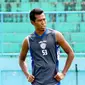 Manajemen Arema meminta bek baru Persebaya untuk tahu diri.