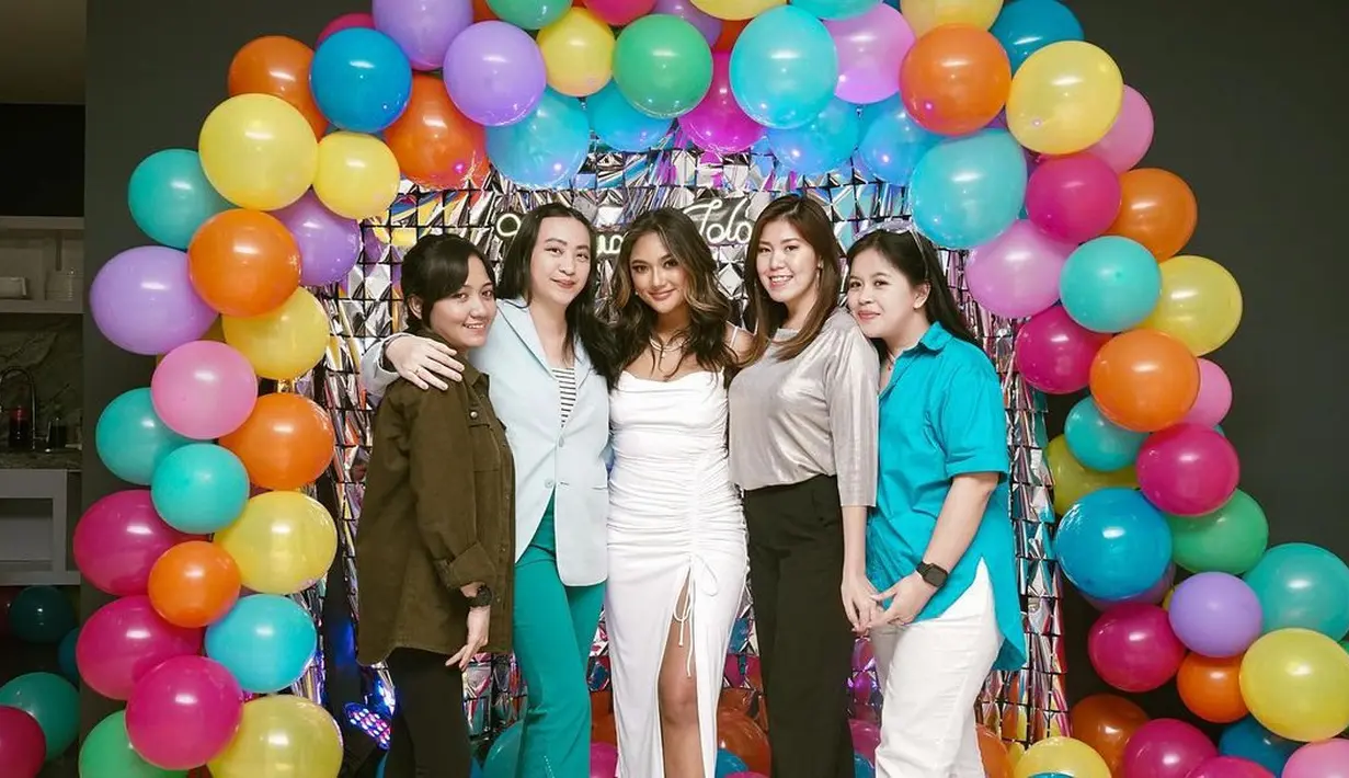 Marion Jola berpose dengan para sahabatnya saat merayakan ulang tahun yang ke-22. Di hari bahagianya, Marion Jola mendapat kejutan spesial dari kekasih dan para sahabat. Kejutan tersebut digelar intimate, dengan nuansa yang meriah. (Instagram/ lalamarionmj)